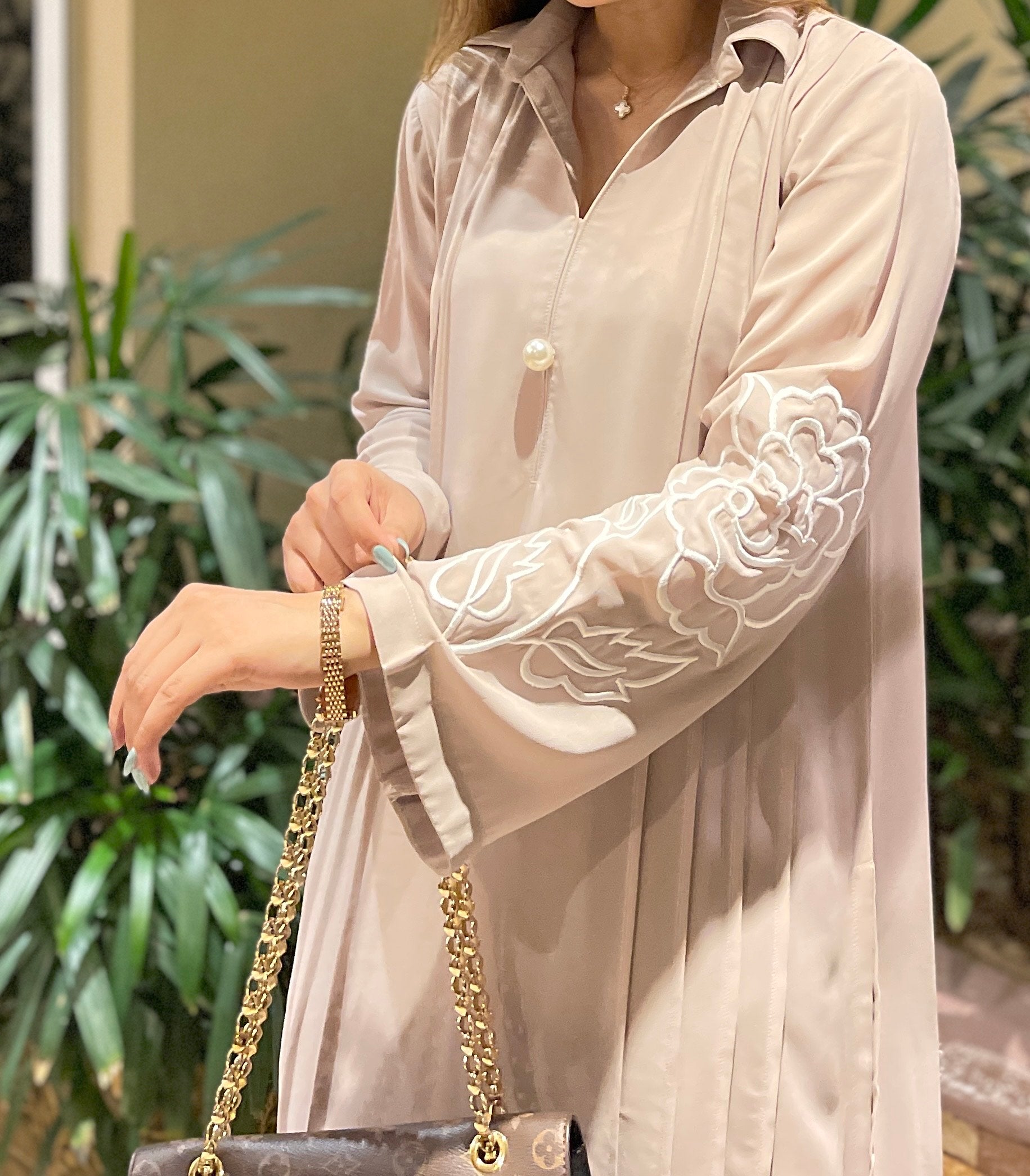 Woody Almond Sleeves Flower Momina Ammar