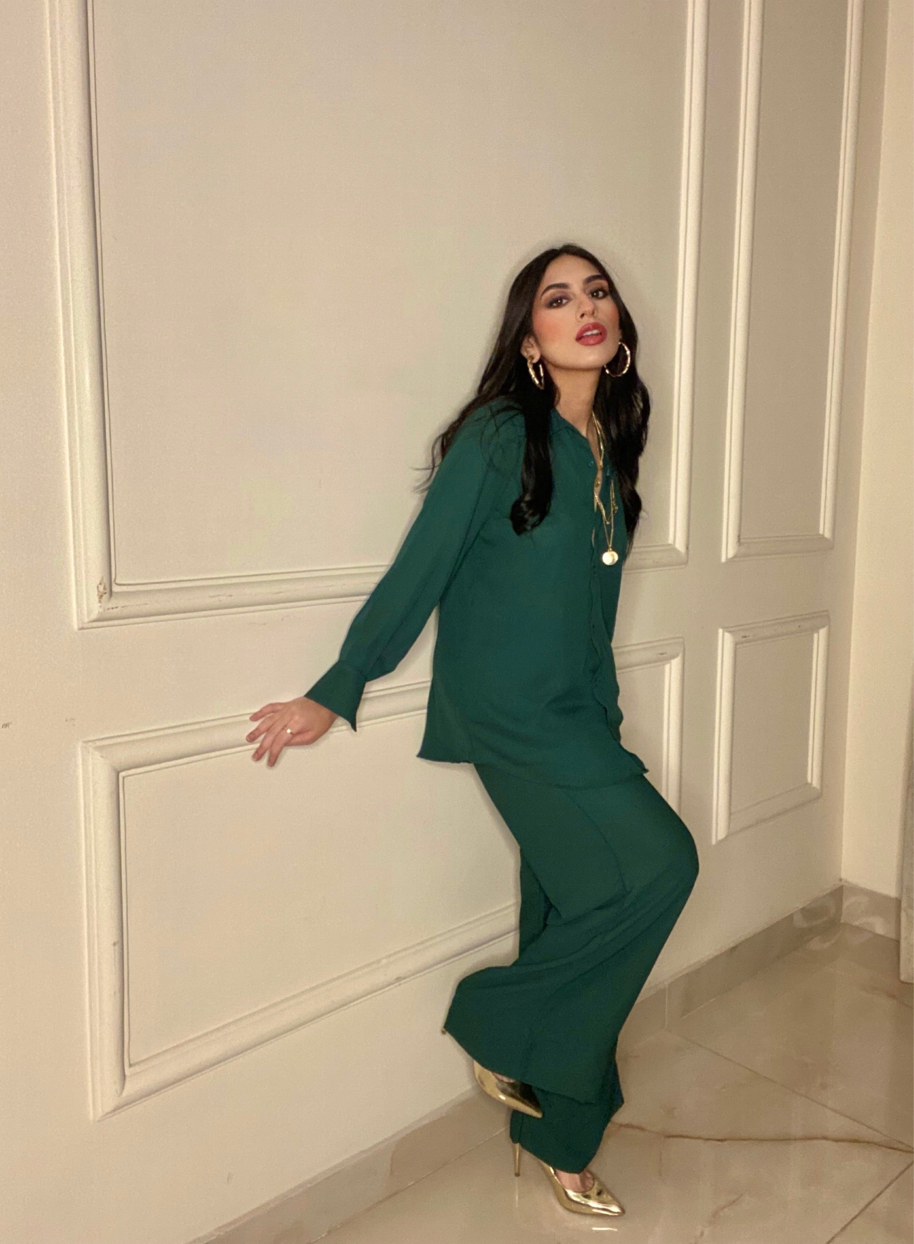 Green button Co-ord set with collar by Momina Ammar.
Best Online store in Pakistan making fashion clothes.