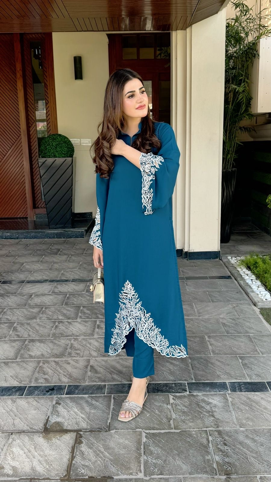 Teal ornamental scallop