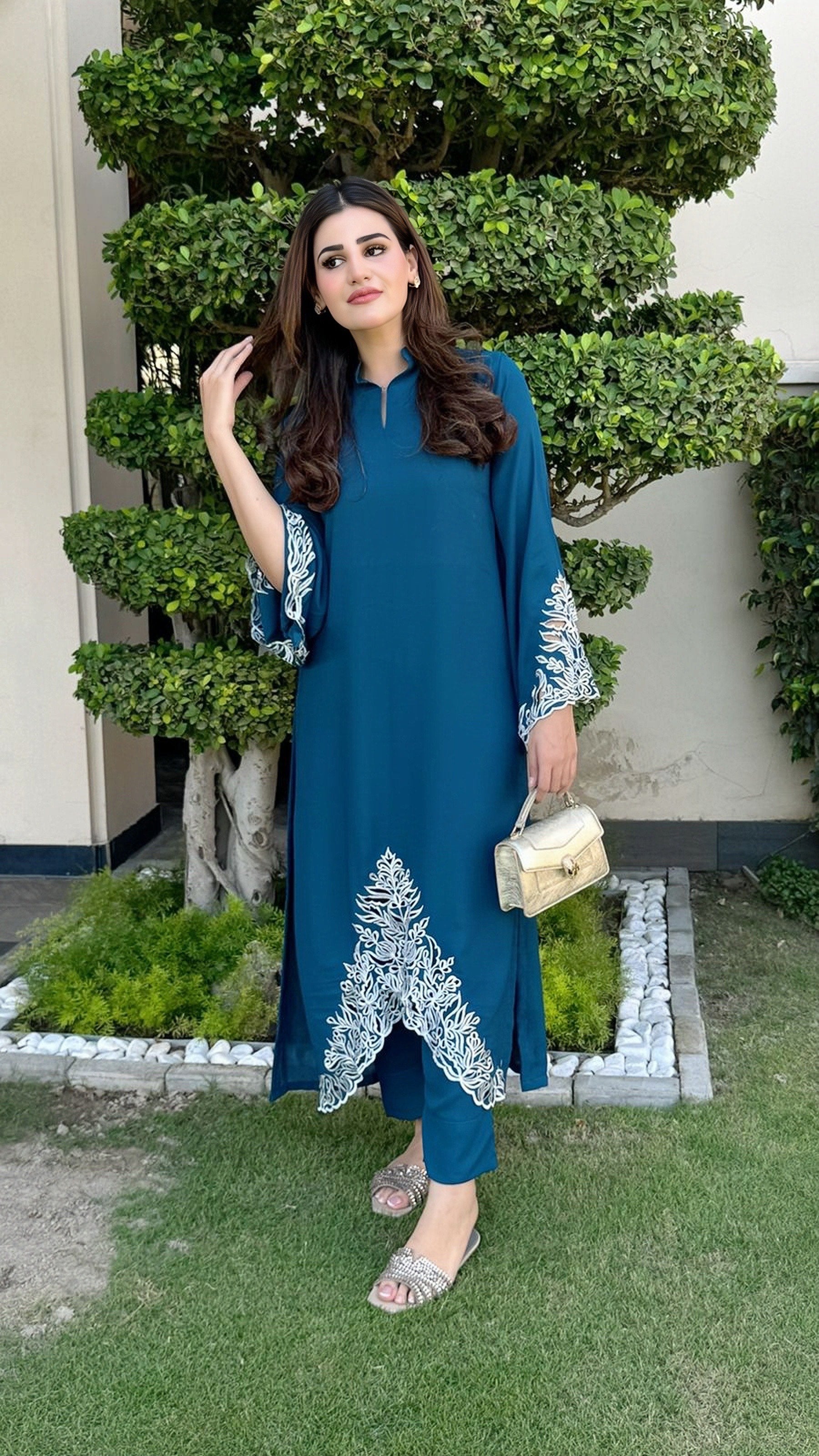 Teal ornamental scallop