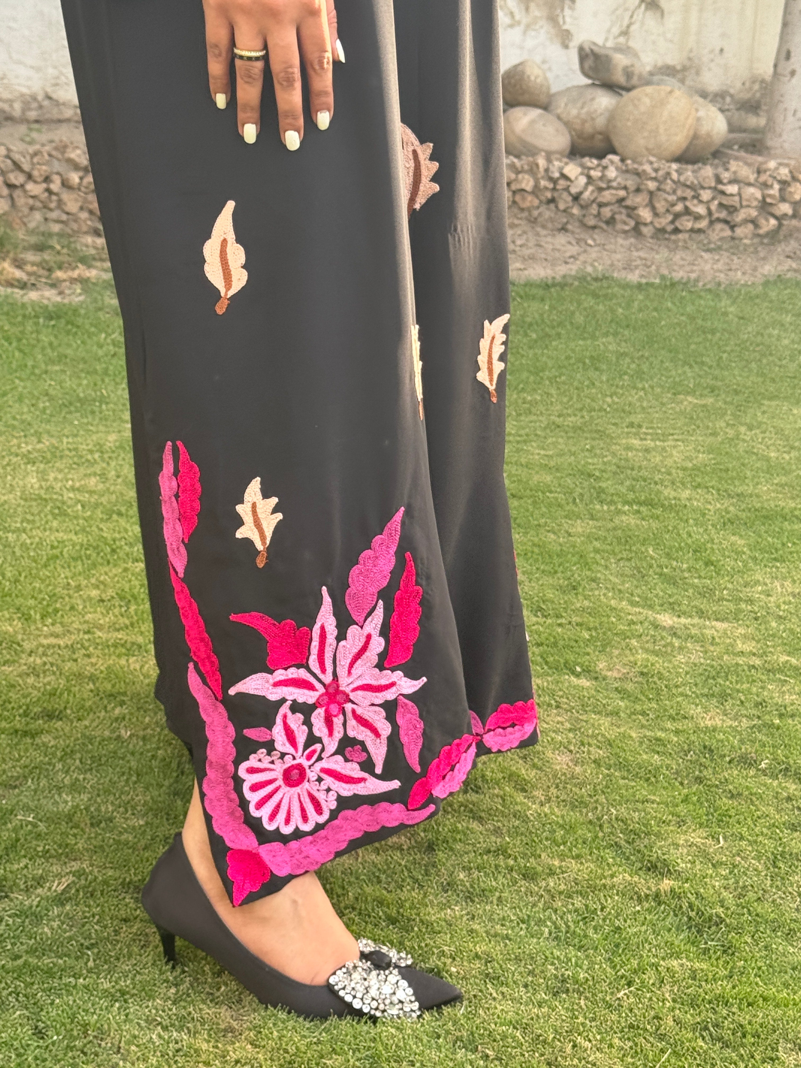 Threaded embroidery kaftan