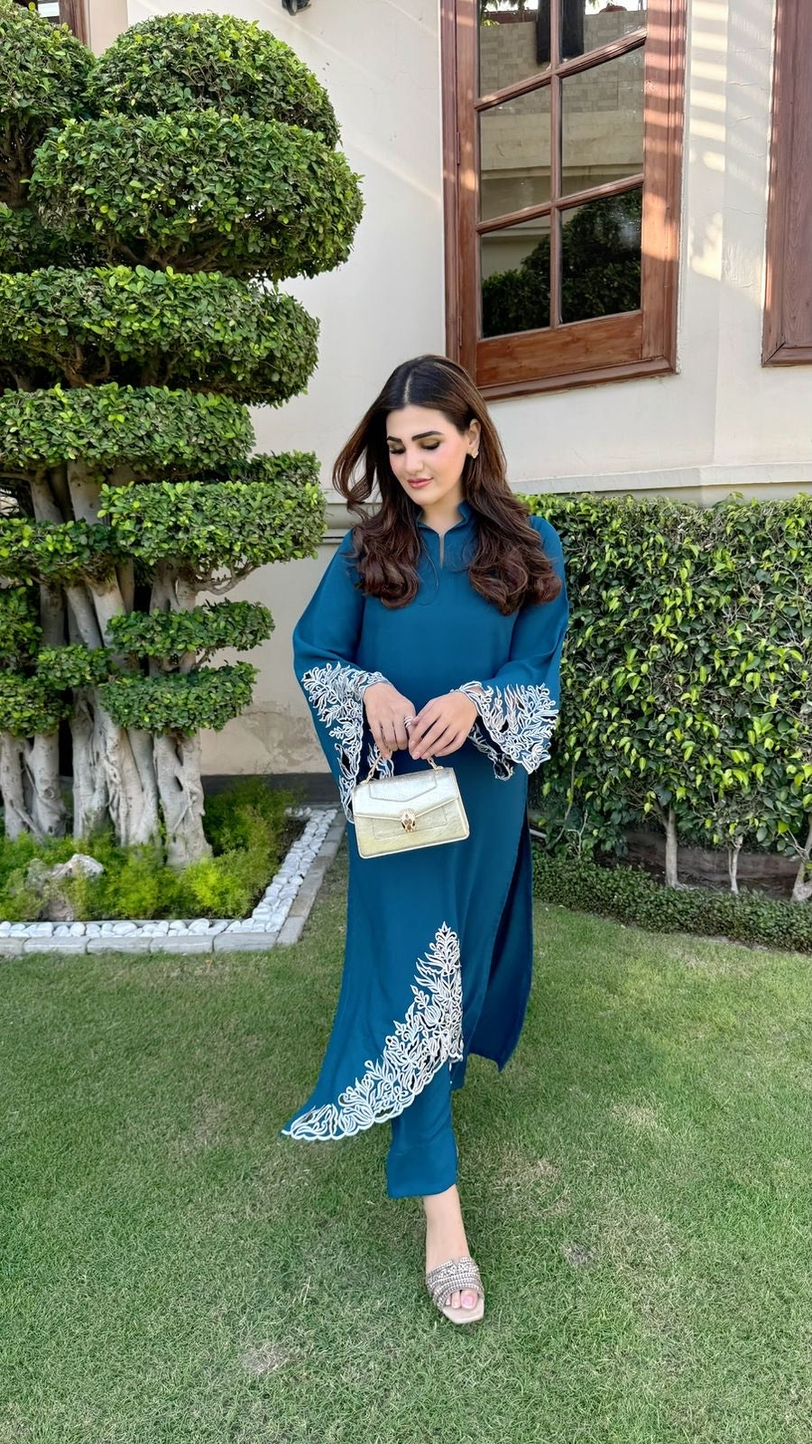 Teal ornamental scallop