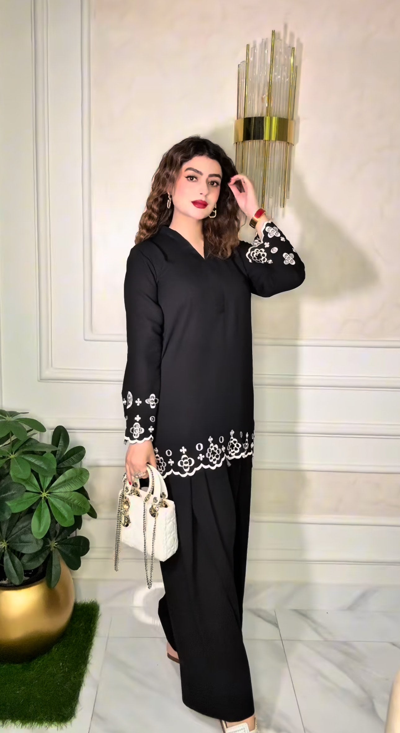 Pakistani women’s clothing with delivery available to Dubai, Abu Dhabi, and across the UAE, as well as to Doha, Qatar, Australia, the UK, and the USA