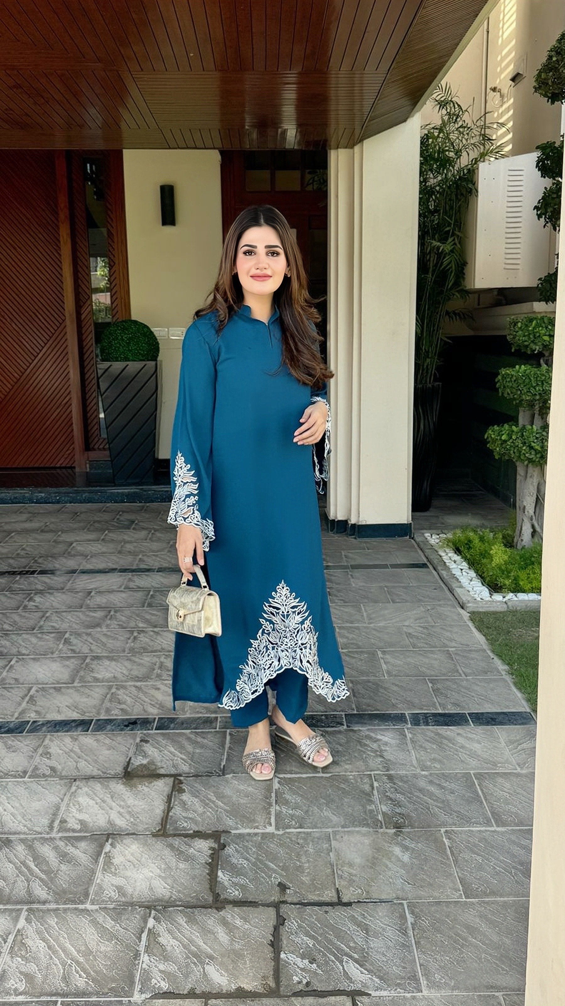 Teal ornamental scallop